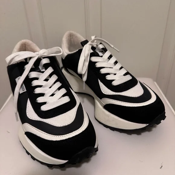 Steve Madden black and white “Diversion” sneakers ladies size 9 - Picture 2 of 9